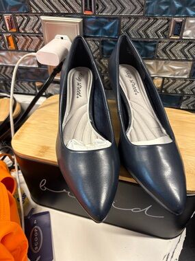 easy street navy pointed-toe pumps